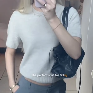 Stickad tröja  - Säljer en stickad t shirt, samma som på bilden💕 jättefin och fint skick!! 