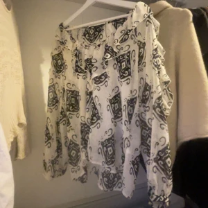 Blus ifrån zara - En fin blus ifrån zara, använd en gång 
