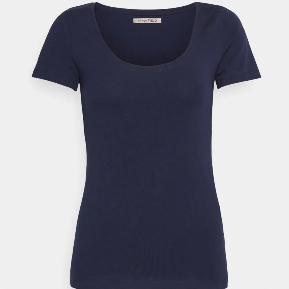 säljer min marinblåa tighta t-shirt från Zalando 🥰 och kontakta vid frågor❤️. T-shirts.