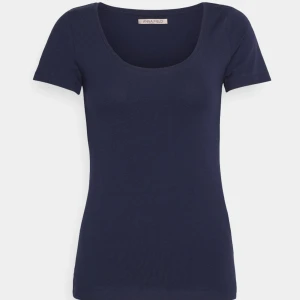 mainblå tight t-shirt med urringning  - säljer min marinblåa tighta t-shirt från Zalando 🥰 och kontakta vid frågor❤️