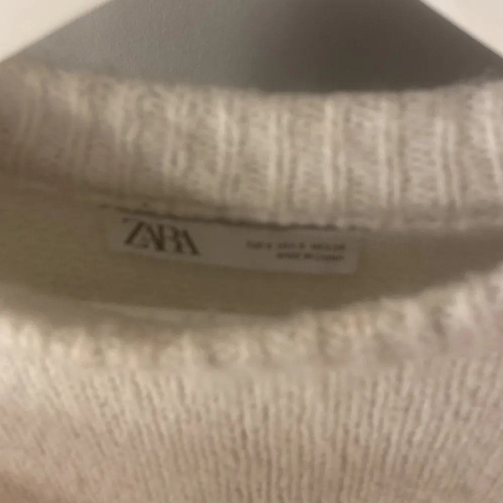 Säljer en fin stickad tröja från zara 🥰 den har blivit lite nopprig som man ser på bilden💕. Stickat.