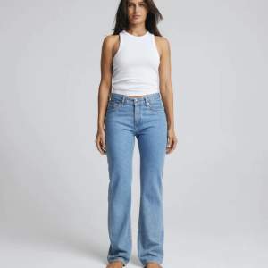 Bikbok NEVER DENIM Low Straight 550 jeans  Superfina och i utmärkt skick, i storlek 24/30 nypris 699kr