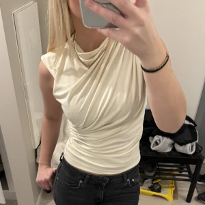 Festlig tröja - Jättefin tröja med detaljer där fram. Dragkedja på sidan så den är enklare att få över huvudet. Använd cirka tre gånger så i nyskick.