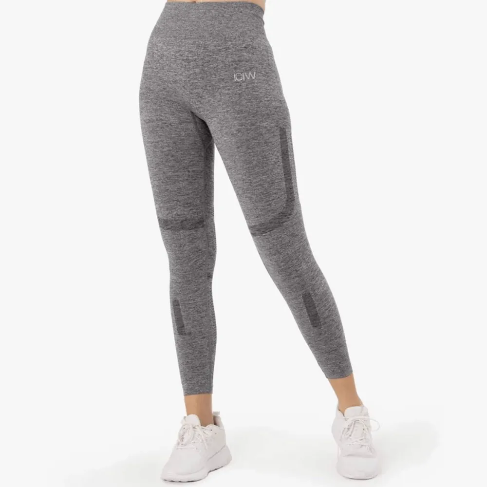 Gråa träningstights från icaniwill i storlek S💖 Första bilden är på ett par andra tights men de väldigt lika💖Buda från 60kr +frakt!. Jeans & Byxor.