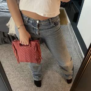 Säljer nu mina super fina gråa Low waist jeans från zara då de är för små, använda få gånger, som nya, priset går att diskutera 