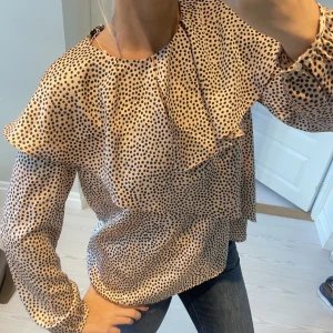 Mönstrad blus  - Jätte söt 💓helt ny 