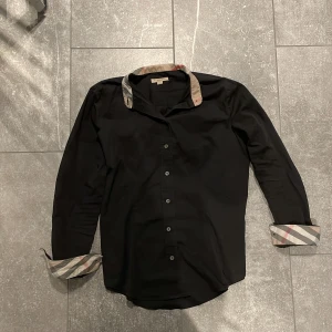 Burberry skjorta  - Tjenare! Säljer en sjukt snygg burberry skjorta till ett grymt pris, (skriv vid minsta fundering) skick:9/10 nypris 5500 