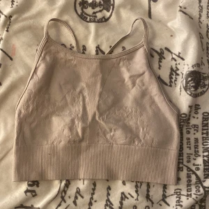 Casall sport topp - Säljer denna beiga/rosa sport toppen från casall. Säljer då den aldrig använd längre. Nyskick. Kom privat för frågor eller funderingar🩷