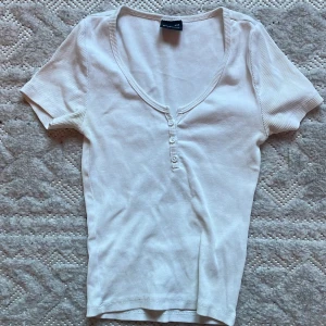 Vit topp - Vit topp i storlek xxs men den är stretchig så skulle passa xs också ❤️