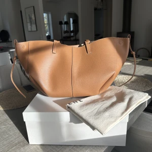 Poléne Cyme - Säljer min ljusbruna polene cyme. Det är den större storleken. Den har både korta och långa handtag samt magnetlås. Pouch ingår också. Med väskan kommer både låda och dustbag. Skriv om ni vill ha fler bilder 🤎