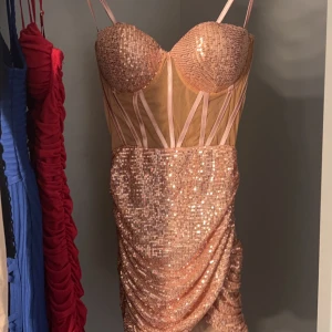 Paljett klänning  - Från fashionnova, aldrig använd 