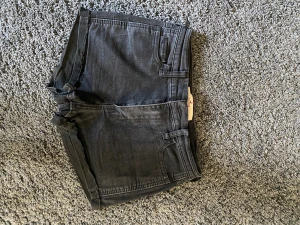 Jeansshorts - Svarta jeansshorts från Hollister