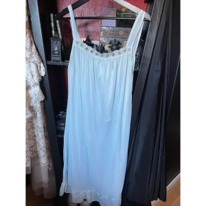 Blått nattlinne  - Säljer då jag inte får någon användning för den 💙Jätte fin färg och skönt material💙Den har en liten reva som syns på bilden💙