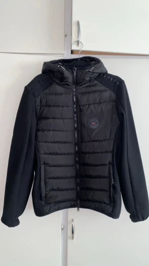 Jacka - Skön cardigan jacka köpt för 2 veckor sen använt 4-5 gånger  Passar till höst  Vinter om man har extra kläder 