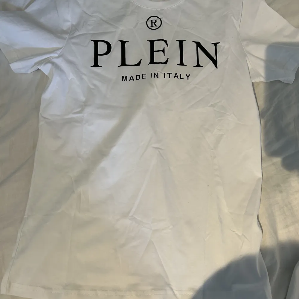 Säljer mina Philipp Plein T-shirts som är i nyskick  Storlek (L) 1000 kr T-shirt . T-shirts.