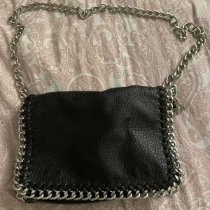 Äkta tiamo väska!  - Tiamo väska, säljs då jag har för många väskor💕 lite defekt vid kedjan (se bild 3) men funkar som vanligt, nypris 500kr