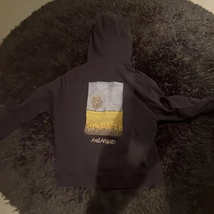 Arigato hoodie  - Jag säljer en snygg Axel Arigato hoodie. Den har bra skick förutom att det är ett litet märke vid huvan (sista bilden), men det ser man knappt. 