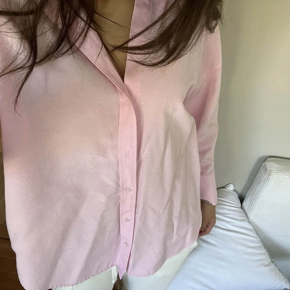  Rosa lite större skjorta som har blivit väldigt inne nu💞har aldrig använt den! Pris kan diskuteras💘. Skjortor.