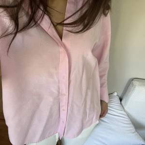  Rosa lite större skjorta som har blivit väldigt inne nu💞har aldrig använt den! Pris kan diskuteras💘