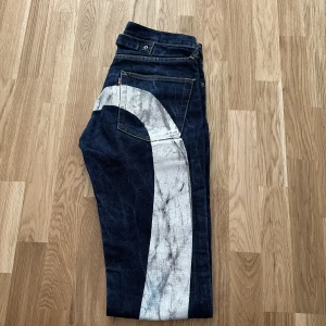 EVISU JEANS - Obs! Råkade sätta på bud. Säljer dessa Evisu Jeans. Storlek 30/34, 80cm i innerben och 39cm i midjemått. Dessa är köpta second hand. Först i kvarn.💫💫