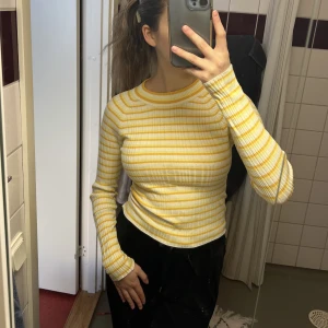 Tröja - Gul randig tröja från ginatricot, kommer tyvärr inte till användning längre🤓🌷