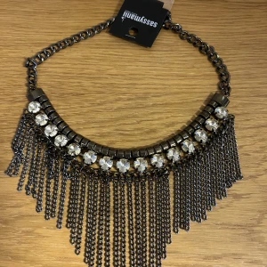 Stort halsband  - Stort halsband. Oanvänt. Extra delar följer med. 