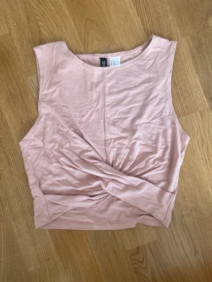 Fin Crop Top i puderrosa färgen - Färg: puderrosa Storlek:XS Märke: H&M Skicket: toppen, använd fåtal gånger