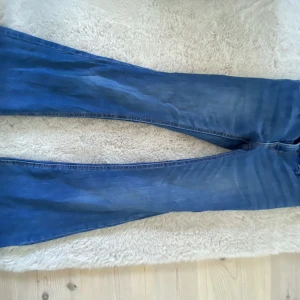 Jeans - Nu säljer jag mina jätte snygga utsvängda jeans som även är lite lågmidjade 💙⭐️