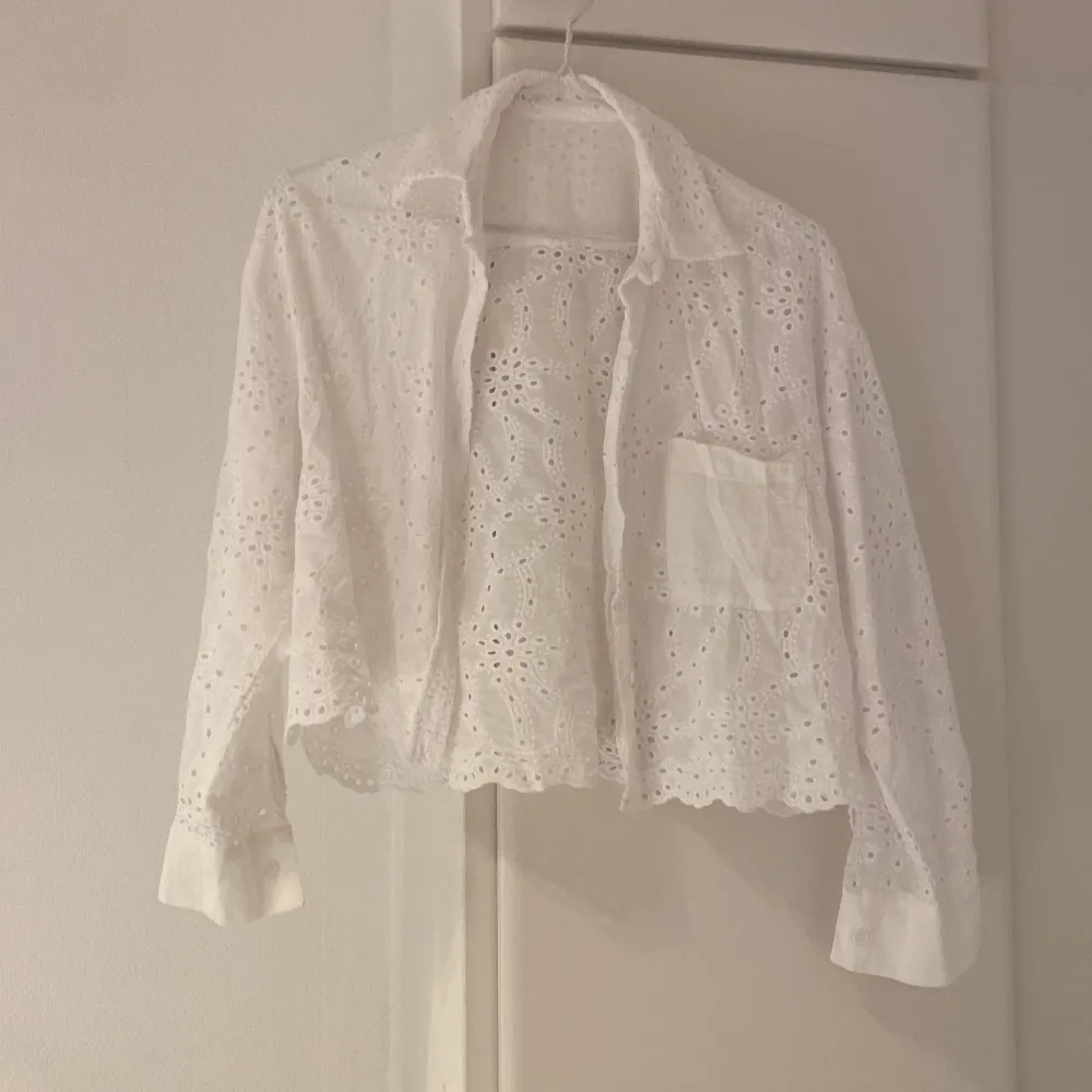 Jättefin vit skjorta ä, croppad modell, köpare står för frakt . Skjortor.