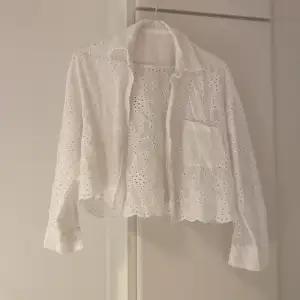 Jättefin vit skjorta ä, croppad modell, köpare står för frakt 