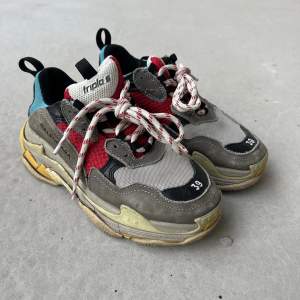 Balenciaga Triple S sneakers. 💓 Lite slitningar men fint skick, väldigt bekväma. Strl 39 men små i storleken.