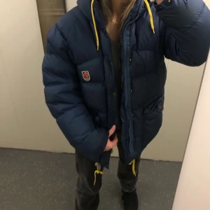 Fjällräven Jacka - INTRESSEKOLL! intressekoll helt oanvända fjällräven jacka, jag kan tänka mig byta mot en likadan i XS! Har kvar kvittot och hör av er för fler bilder, pris och frågor 💕