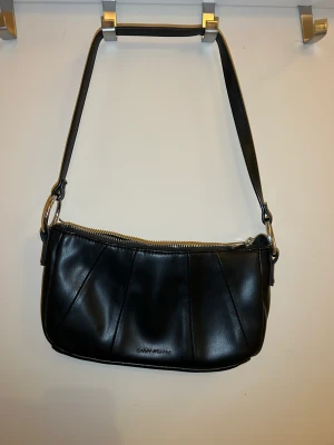 Handväska Carin Wester  - Carin Wester svart handväska. Oanvänd. Nyskick.