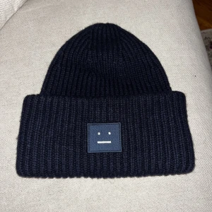 Acne studios mössa  - Säljer min acne studios mössa. Den är så gott som ny i skicket.  Köpte den från Vestiaire Collective. Men har själv aldrig använt den. 
