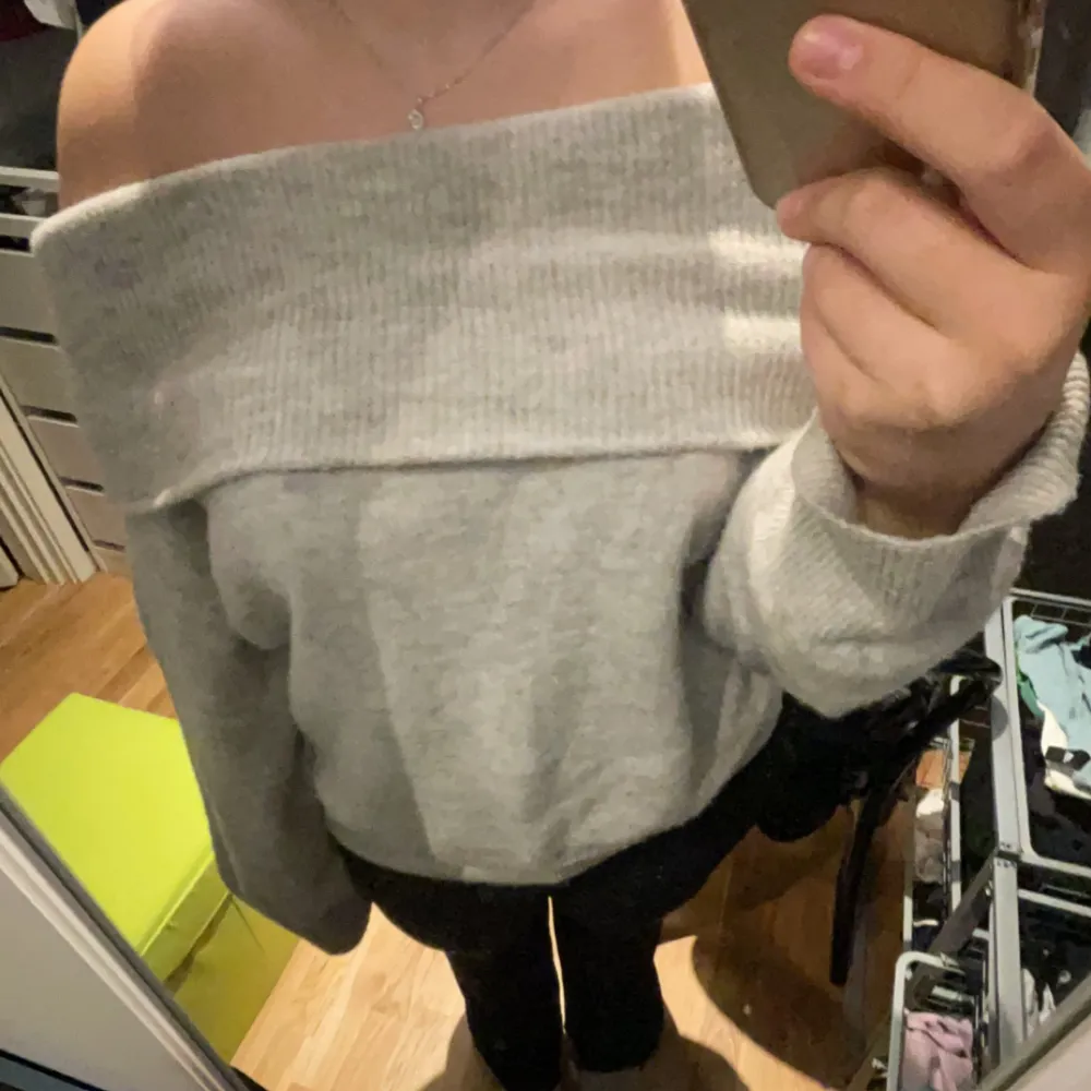 Slutsåld stickad off-shoulder tröja från HM. Säljs då jag inte använder den. Jättefint skick och har bara använts ungefär 3 gånger💗💗ändvänd gärna ”köp nu” eller lämna prisförslag. Stickat.