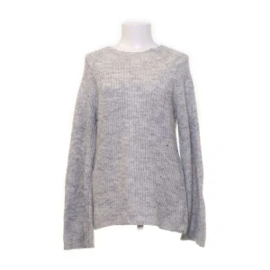 Stickad tröja  - Säljer denna gråa stickade tröja i storlek XS 🥰 