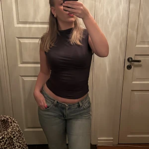 Topp - Fin mörkgråtopp från Gina! Knappt använd så väldigt bra skick🩷 Storlek xs men passar mig (small)