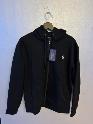 Ralph Lauren Zip - Säljer min ralph lauren zip då jag fick den i present och den var för liten, alltså helt oanvänd, storleken är s men stor i storleken så passar även M, Nypris 1700
