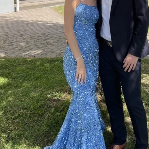 Balklänning  - En super snygg blå glittrig balklänning! Den har öppen rygg med snörning så skriva privata för fler bilder! Jag är 173 cm💙💙