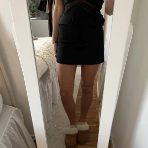 Svart kort kjol - Svart kort kjol från Zara! Jag är 168 för preferens!