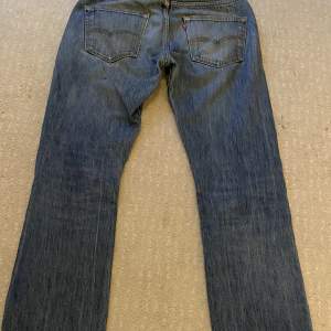 Säljer mina Levis 501 då de bara ligger hemma. Använda ett par gånger men slitna, vintage jeans som har lite slitningar vid fickorna och änden Passar bra för de som är lite längre. Snabb och smidig affär är priset ej hugget i sten.  