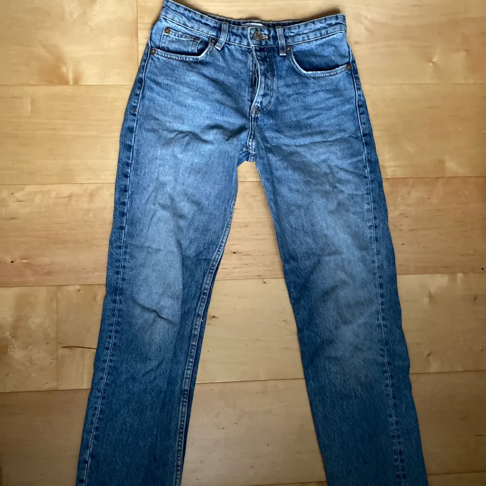 Ett par mörkblå low waist/mid rise jeans från Zara. Jeans & Byxor.