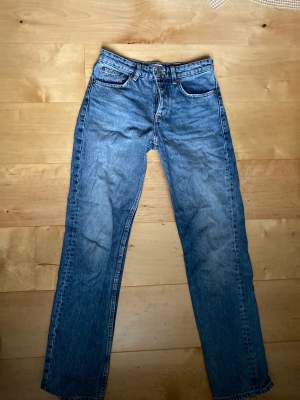 Ett par mörkblå low waist/mid rise jeans från Zara