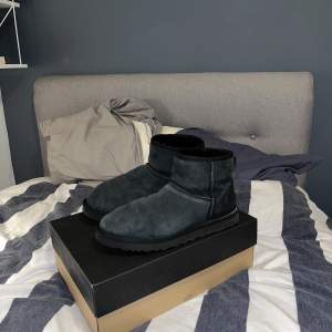 Tjenare, säljer eller byter nu mina uggs då dom inte längre används. Har använt dom en vinter och dom är i fint skick. Lådan följer med. Pris kan alltid diskuteras