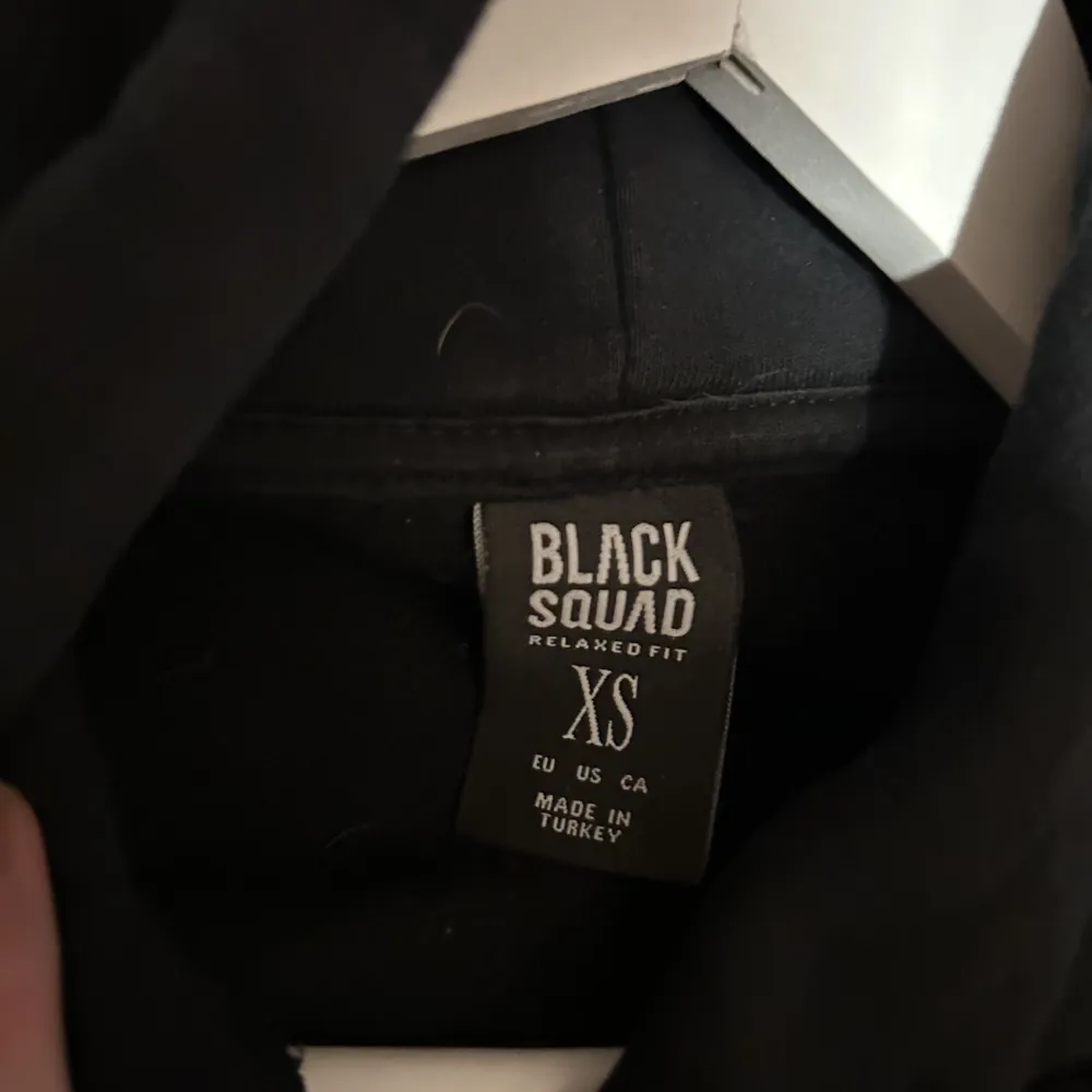 Jätte fin hoodie från Black Squad. Använd men i väldigt god skick, inga märken eller hål🎀 ganska stor för att vara storlek XS:). Hoodies.