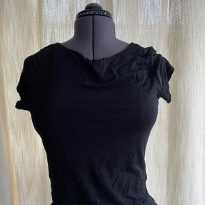 Soft Touch Gina tricot - En jätte fin rygglös tröja från Gina tricot, helt oanvänd lappar sitter kvar!  