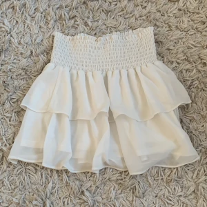 Vit Chelsea kjol 🩷 - En jättefin vit volangkjol som jag säljer då den är lite för stor. Passar jättefint till sommaren och är enkel att styla 🩷