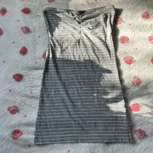 Vintage randig tubklänning! - Vintage grå randig tubklänning! Går att klippa till en tubtopp också! Storlek xs❤️Köp via köp nu! 