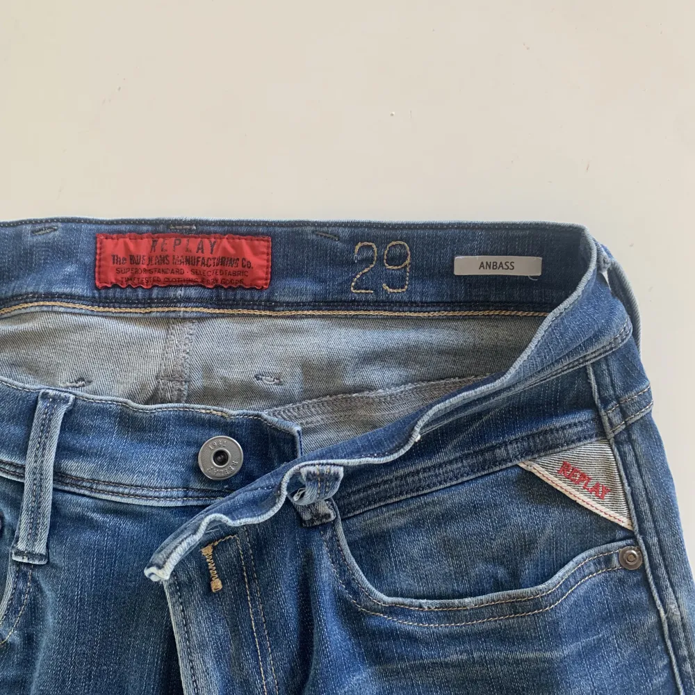 Jeans från Replay | Storlek: 29W - 32L - Skicket på jeansen är väldigt bra - Pris: 399kr - Nypris: 1700kr. Hör av er vid frågor!. Jeans & Byxor.