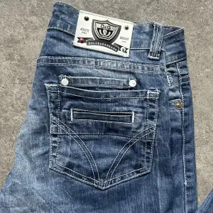 Säljer mina dolce Gabbana jeans i jättebra skick som är så snygga. Coola detaljer och sitter så fint, raka i modellen. Pris kan ej diskuteras